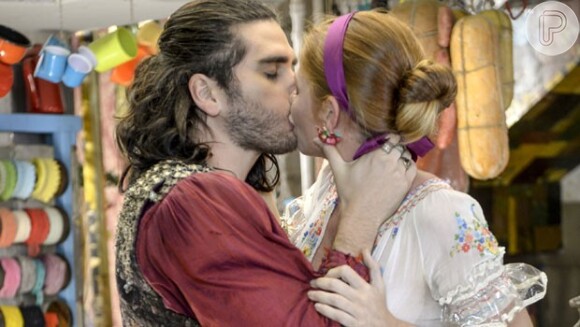 Milita (Cintia Dicker) beija Viramundo (Gabriel Sater) com paixão, em 'Meu Pedacinho de Chão'