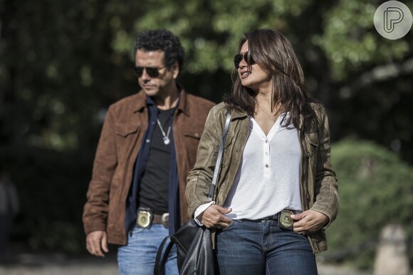 Rosa (Dira Paes) é a parceira do delegado Pedroso (Marcos Palmeira), dupla que investiga o crime na trama de 'O Rebu'