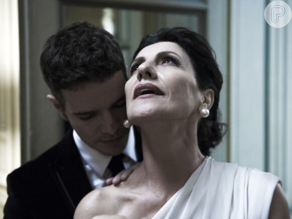 Cássia Kis Magro interpreta Gilda, uma diretora jurídica casada com Bernardo (José de Abreu), mas que vive um affair com Bruno (Daniel de Oliveira), em 'O Rebu'