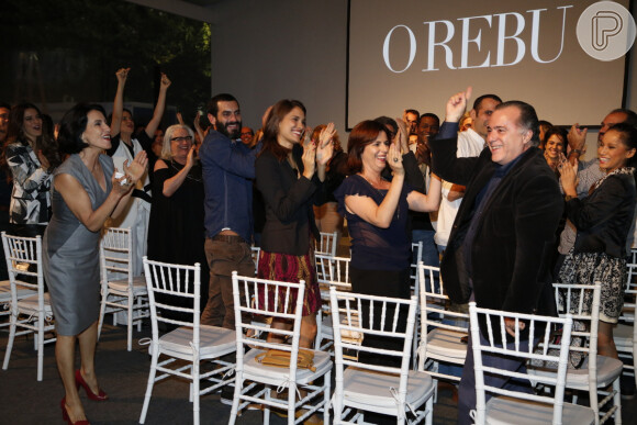 Cássia Kis Magro e o elenco de "O Rebu" aplaudem Tony Ramos em celebração aos seus 50 anos de carreira, durante a coletiva de lançamento da novela