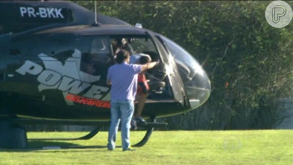 Na ocasião, os amigos de Neymar chegaram ao local no helicóptero do craque, que possui suas iniciais gravadas
