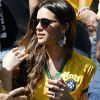 Bruna Marquezine assiste pela segunda vez o namorado, Neymar, jogar pela Seleção Brasileira durante a Copa do Mundo