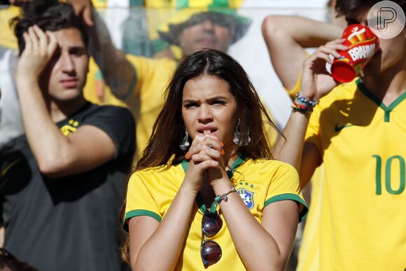 Bruna Marquezine acompanha nervosa o jogo da Seleção Brasileira na tarde deste sábado, 28 de junho de 2014