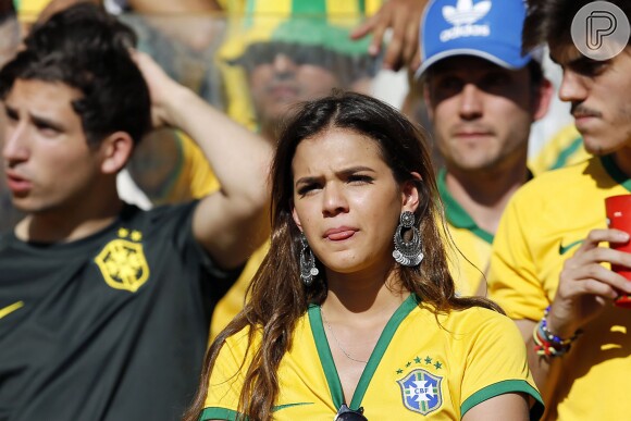Bruna Marquezine está acompanhada da irmã de Neymar e de amigos no estádio Mineirão, em Belo Horizonte