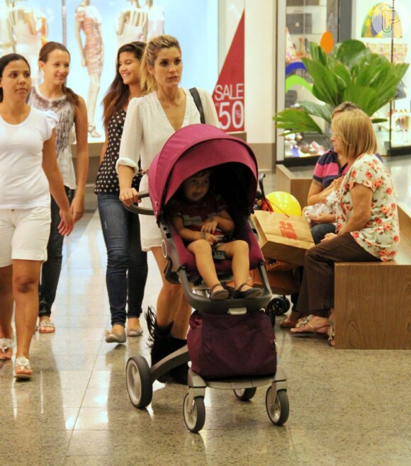 Flávia Alessandra aproveita folga nas gravações de 'Salve Jorge' para ir ao shopping com as filhas, Olívia e Giulia, em 4 de fevereiro de 2013
