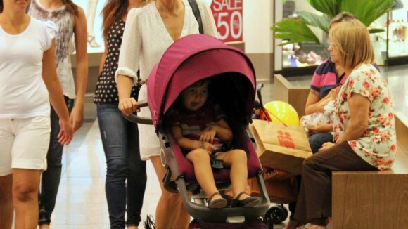 Flávia Alessandra passeia por shopping do Rio com as filhas, Olívia e Giulia