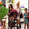 No shopping, Flávia Alessandra, ao lado de Giulia, dispensou o apoio da babá e empurrou o carrinho de bebê