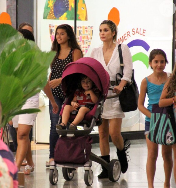No shopping, Flávia Alessandra, ao lado de Giulia, dispensou o apoio da babá e empurrou o carrinho de bebê