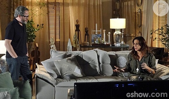 Juliana (Vanessa Gerbelli) chama Nando (Leonardo Medeiros) para uma conversa, na novela 'Em Família'