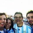 Fábio Porchat esteve no Maracanã ao lado da família de Juliana Videla usando a camisa da Argentina