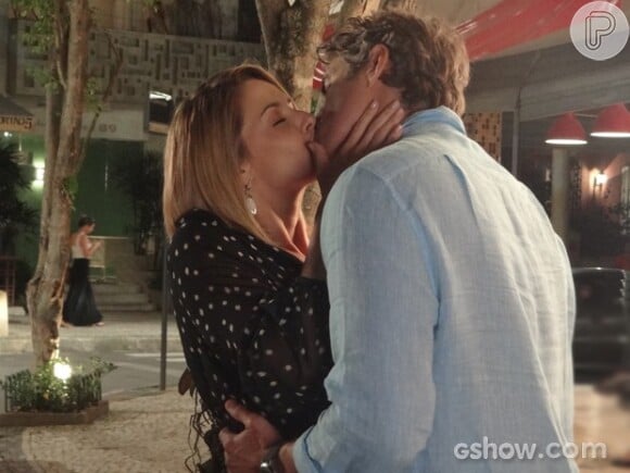 'Em Família': Cadu (Reynaldo Gianecchini) e Silvia (Bianca Rinaldi) se beijam