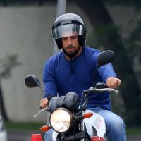 Cauã Reymond pilota moto durante aula em autoescola: 'Quer comprar uma'