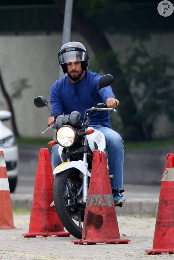 Cauã Reymond teve aula de moto em uma auto-escola na tarde desta segunda-feira, 30 de junho de 2014, na Barra da Tijuca, Zona Oeste do Rio de Janeiro
