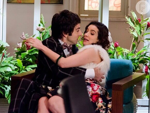 Lara (Elisa Pinheiro) faz jantar para Shin (Rodrigo Pandolfo), mas o afasta quando ele investe em beijos mais quentes, em 'Geração Brasil', em 3 de julho de 2014