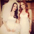 Lindsay Lohan usa vestido de noiva ao lado de Kat Dennings durante gravações de '2 Broke Girls'