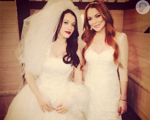 Lindsay Lohan usa vestido de noiva ao lado de Kat Dennings durante gravações de '2 Broke Girls'