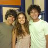 Caio Castro posa com Sophie Charlotte e Rafael Almeida em sua primeira gravação de 'Malhação'