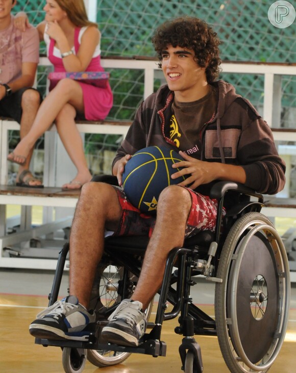 O personagem de Caio Castro também passou por momentos difíceis e ficou um tempo usando cadeira de rodas