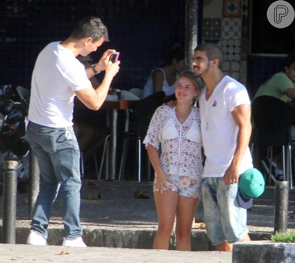 Carinhoso com seu público, Caio Castro posa para foto com fã