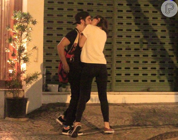 Caio Castro e Maria Casadevall namoram nas ruas do Rio de Janeiro