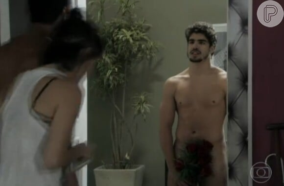 Caio Castro apareceu nu algumas vezes em 'Amor à Vida'. O ator rejeitou o uso de um tapa-sexo