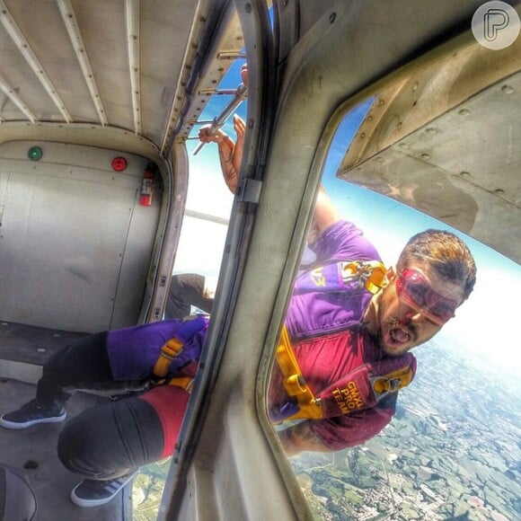Caio Castro adora esportes radicais e se aventura saltando de paraquedas
