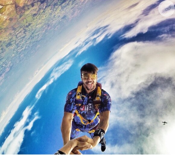 Caio Castro se aventura em esportes radicais e compartilha momentos dos seus saltos de paraquedas no Instagram