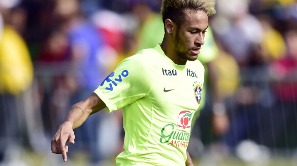 Neymar faz tratamento no joelho e na coxa para enfrentar a Colômbia