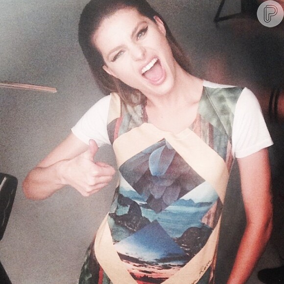 Isabelli Fontana posou toda sorridente em clima de Copa do Mundo com uma camiseta estilosa personalizada