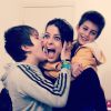 Isabelli Fontana em momento de total alegria com os filhos Zion e Lucas