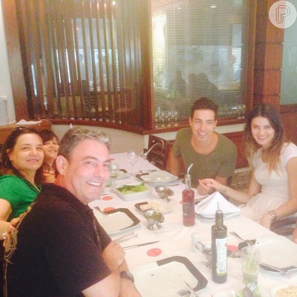 O pai do cantor tratou de dar fim aos rumores sobre o romance ao publicar uma foto de um almoço familiar com Di Ferrero e Isabelli Fontana