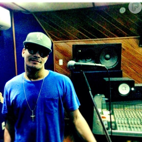 Após anunciar a saída do Trio Ternura, Thiago Martins publicou uma foto em um estúdio de gravação indicando começo de carreira solo na música, em 5 de fevereiro de 2013