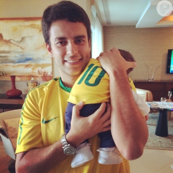 Em ritmo de Copa do Mundo, Luma Costa compartilhou com seus fãs uma foto superfofa do pequeno Antônio no colo do pai usando a camisa 10 da Seleção