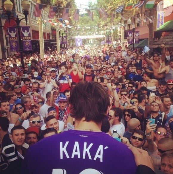 Kaká posta foto vestindo a camisa do novo clube do Orlando City, EUA, após fechar contrato com time norte-americano