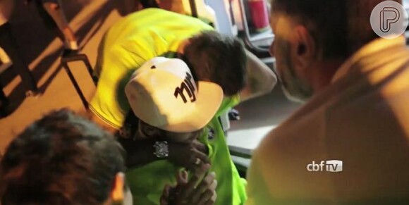 Neymar recebe carinho de jogadores da Seleção Brasileira em desembarque no Rio (05 de julho de 2014)