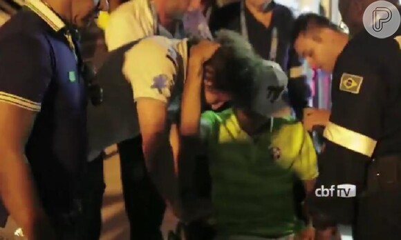 Neymar recebe abraço de David Luiz na base aérea do Galeão, no Rio