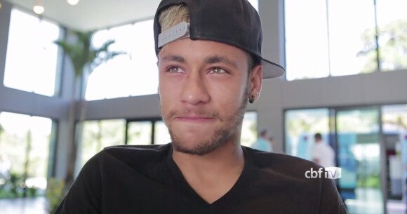 Neymar fala pela primeira vez após ser cortado da Copa do Mundo por lesão na vértebra neste sábado, 5 de julho de 2014