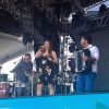 Janaína Nogueira e sua banda, Bicho do Pé, cantam no palco de Ivete Sangalo