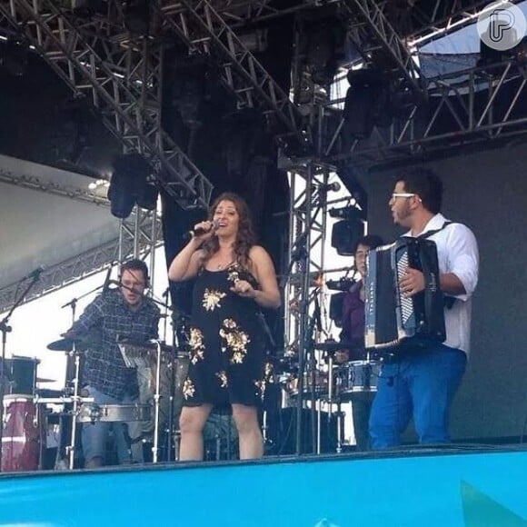Janaína Nogueira e sua banda, Bicho do Pé, cantam no palco de Ivete Sangalo
