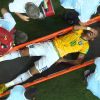 Neymar levou uma joelhada no jogo do Brasil contra a Colômbia e deixou o campo chorando