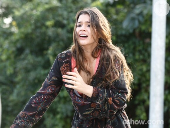 Luiza (Bruna Marquezine) é perguida por Laerte (Gabriel Braga Nunes), na novela 'Em Família'