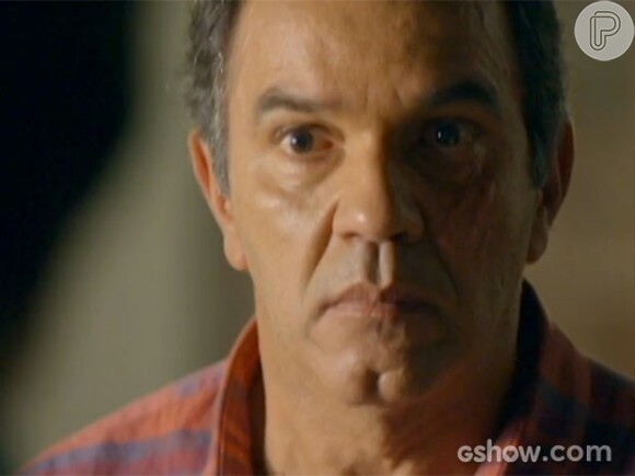Virgílio (Humberto Martins) vê quando Helena (Julia Lemmertz) dispara contra Laerte (Gabriel Braga Nunes), na novela 'Em Família'