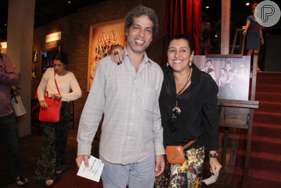Regina Casé curte o show com o marido, Estevão Ciavatta