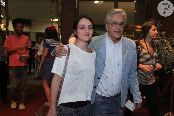 Caetano Veloso prestigia o filho com a namorada, Luana Moussallem