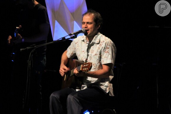 Moreno Veloso faz show no Rio de Janeiro com a presença do pai, Caetano Veloso