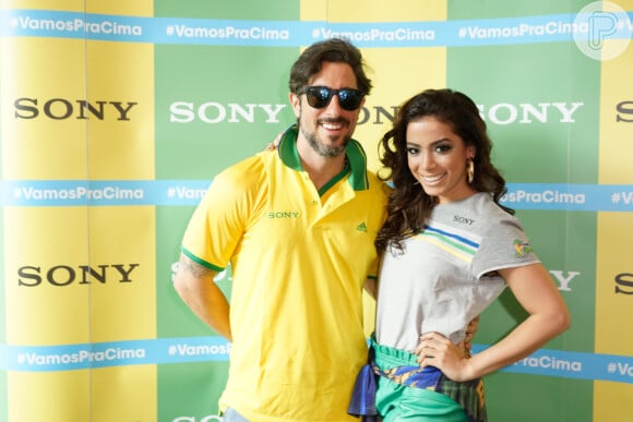 Anitta posa com Marcos Mion antes do jogo do Brasil
