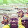 Thiaguinho faz uma selfie com a noiva, Fernanda Souza, e os pais no estádio do Mineirão
