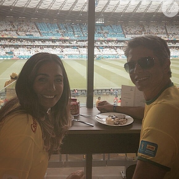 Márcio Garcia e a mulher, Andréa Santa Rosa, almoçam antes do jogo do Brasil