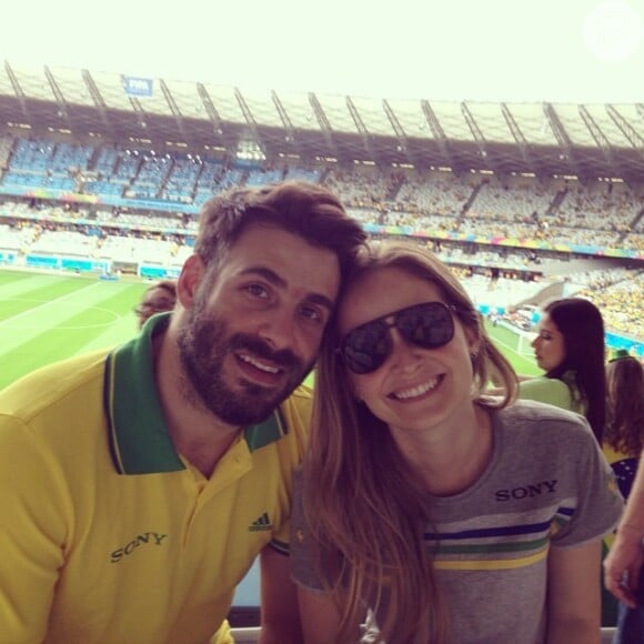 Fernanda Rodrigues contou com a companhia do marido, o músico e ator Raoni Carneiro, para torcer pelo Brasil no Mineirão