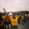 Maya Gabeira posa com a camisa do Brasil antes do jogo